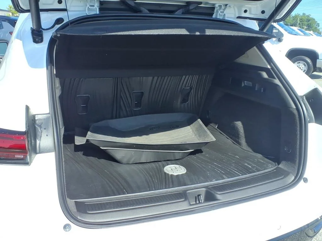 Used 2023 White Buick Essence image 31