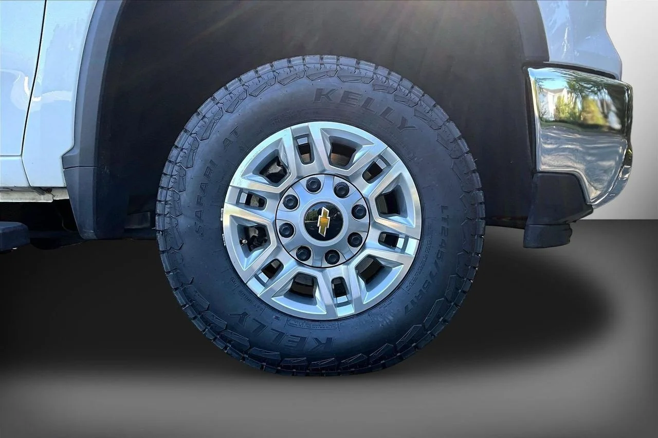 Used 2025 White Chevrolet LT image 33