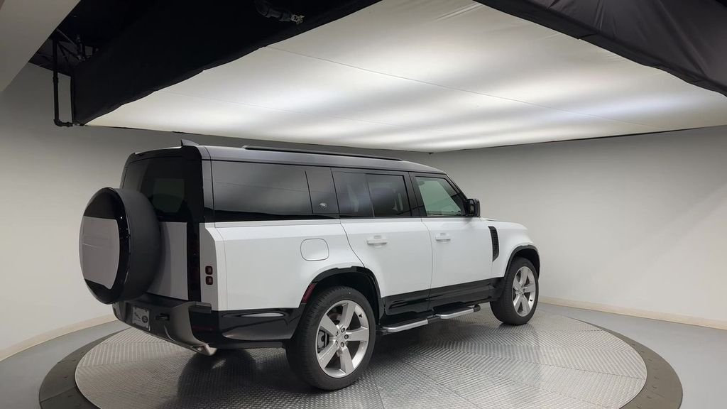 Used 2024 Fuji White Land Rover X-Dynamic SE image 8
