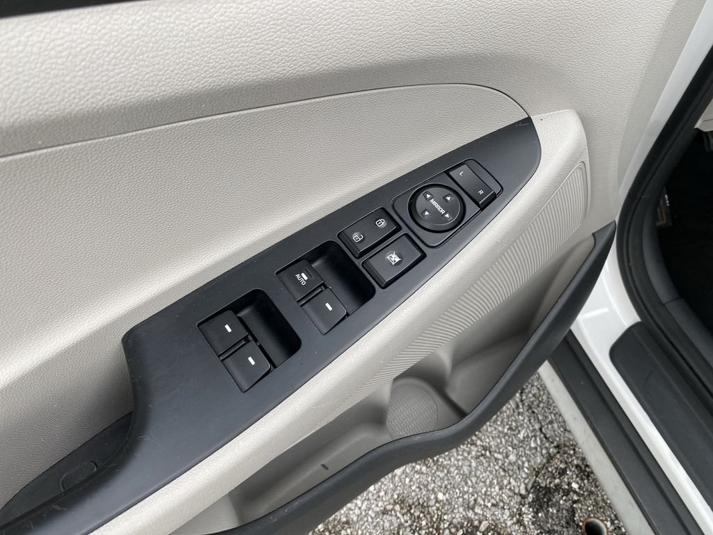 Used 2018 Dazzling White Hyundai SEL image 18