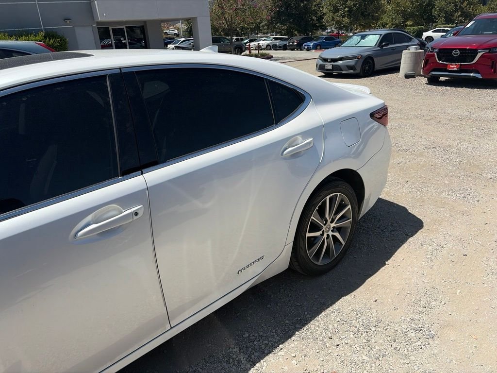 Used 2018 White Pearl Lexus 300h image 6