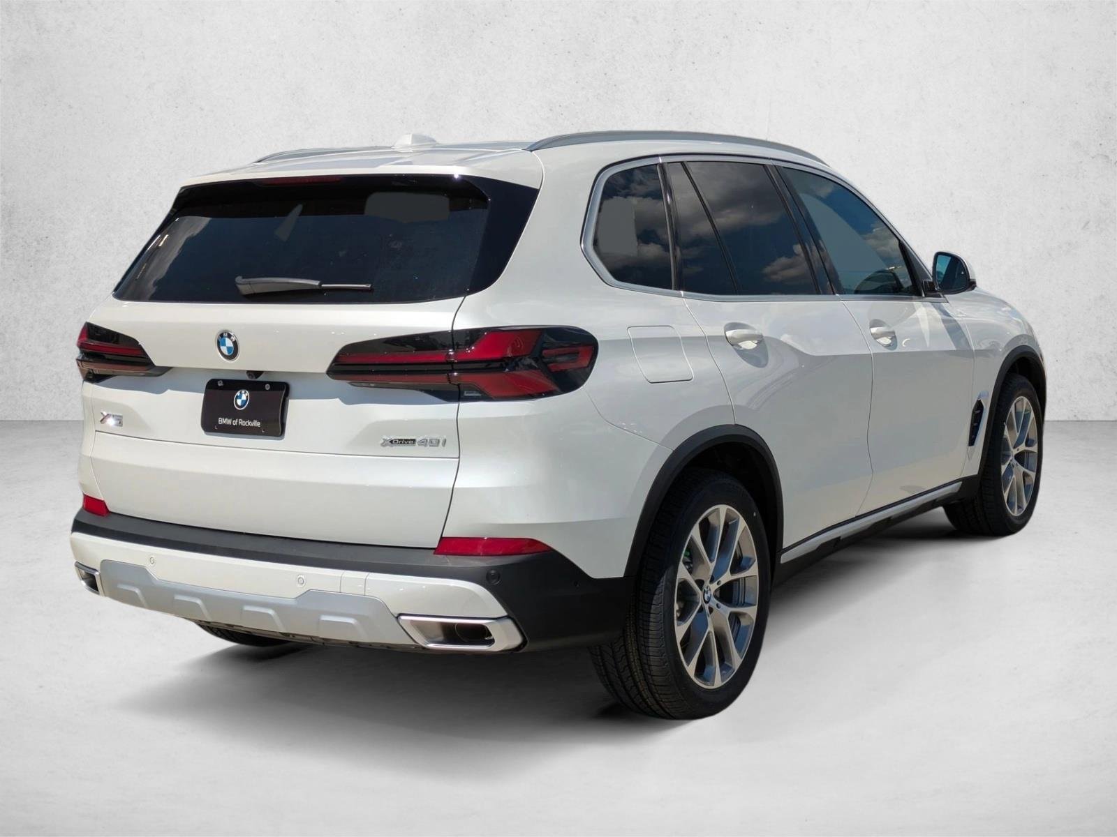 Used 2026 Mineral White Metallic BMW xDrive40i image 2