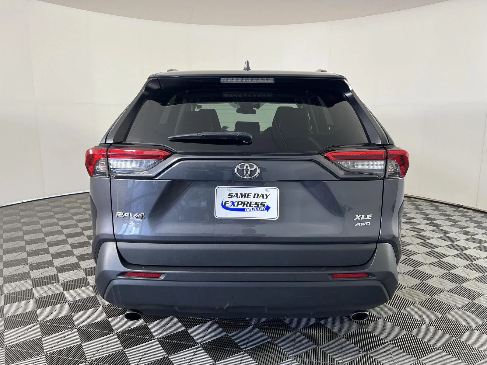 Used 2022 Magnetic Gray Metallic Toyota XLE Premium image 32