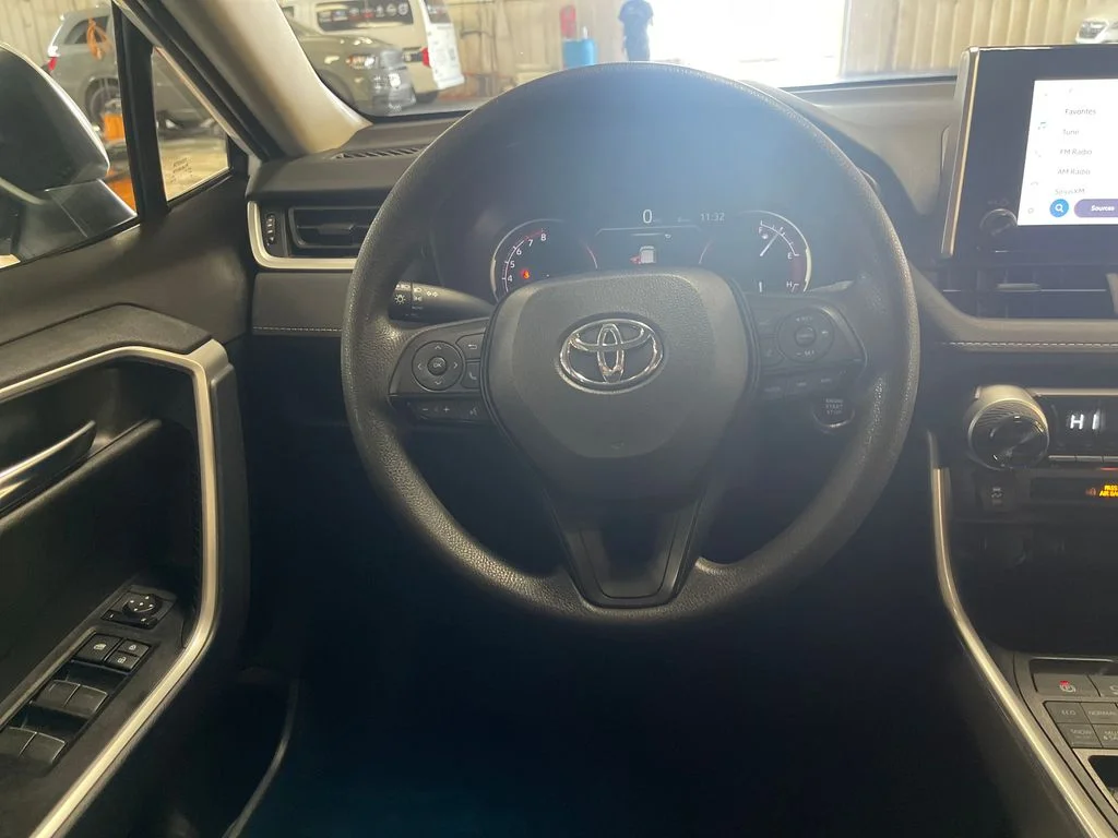 2025 Toyota RAV4 XLE - Photo 17