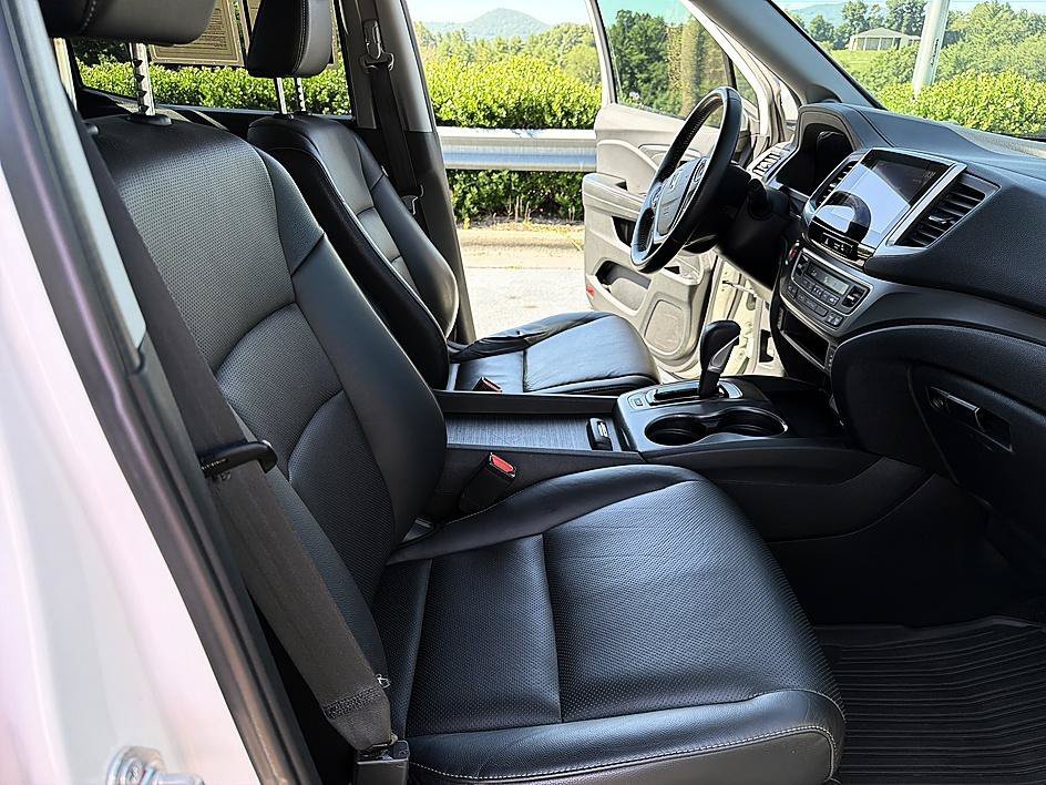Used 2017 White Diamond Pearl Honda RTL-T image 7
