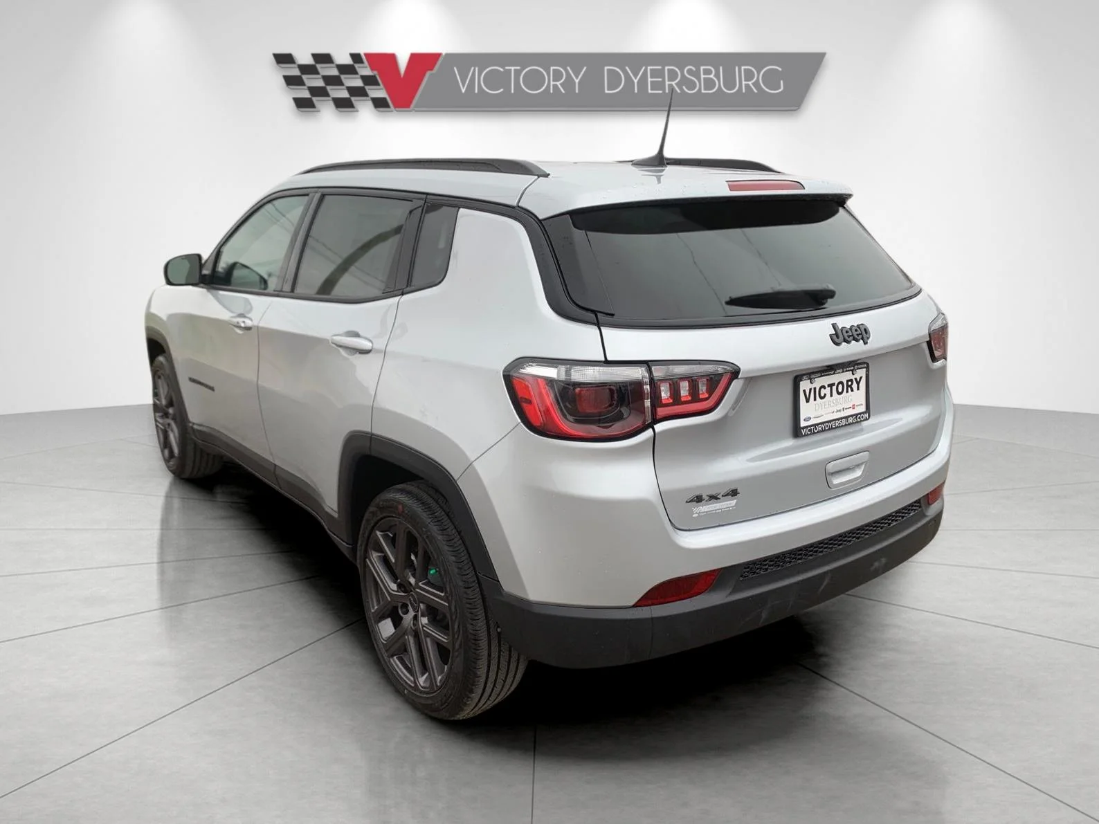 New 2026 Silver Zynith Metallic Clear-Coat Exterior Paint Jeep Latitude image 6