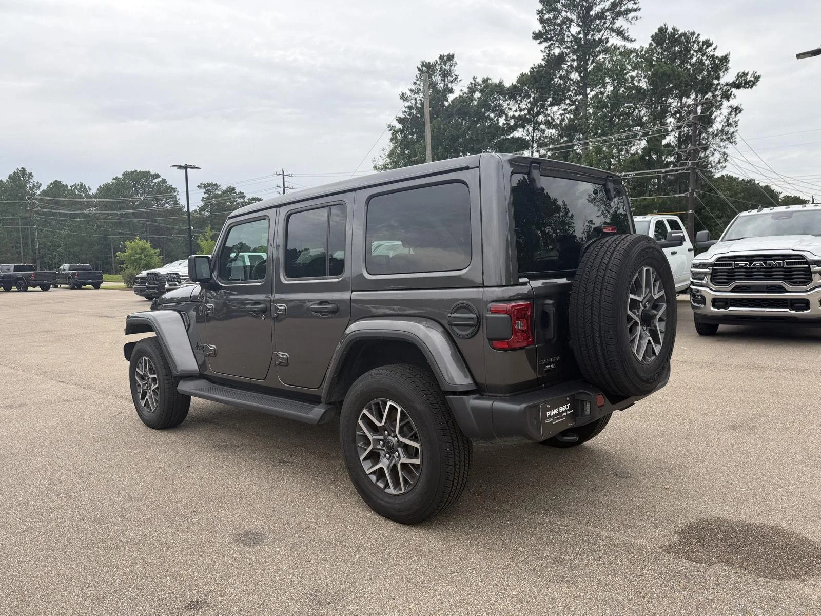 Used 2025 Granite Crystal Metallic Clearcoat Jeep Sahara image 4