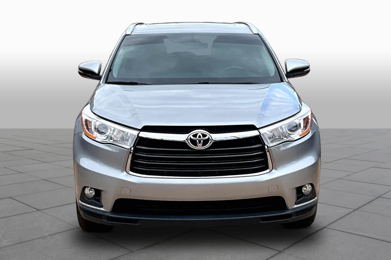 Used 2016 Silver Sky Metallic Toyota XLE image 4