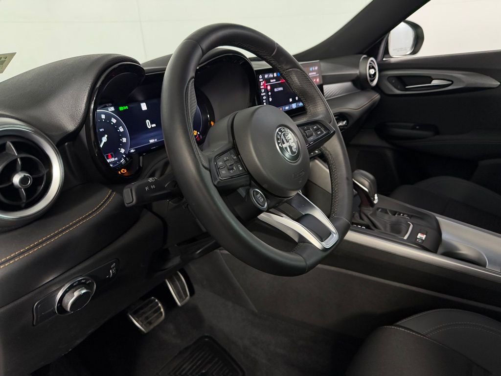 Used 2025 White Alfa Romeo Base image 20