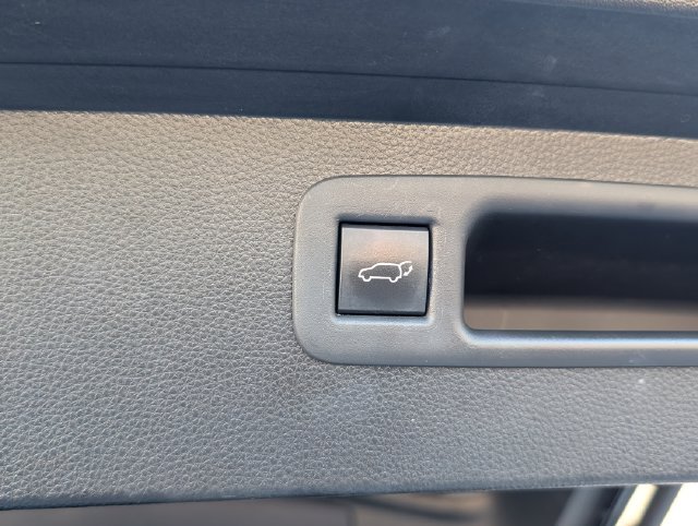 Used 2023 Off-white Toyota LE image 22