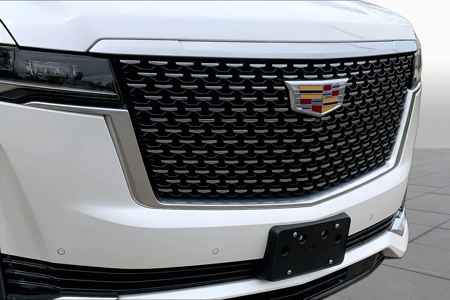 Used 2023 Crystal White Tricoat Cadillac 4WD Luxury image 29
