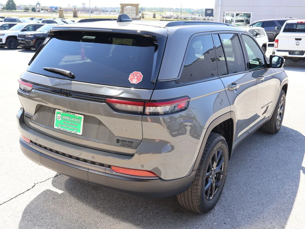New 2027 Sting-Gray Clearcoat Jeep Laredo Altitude image 5
