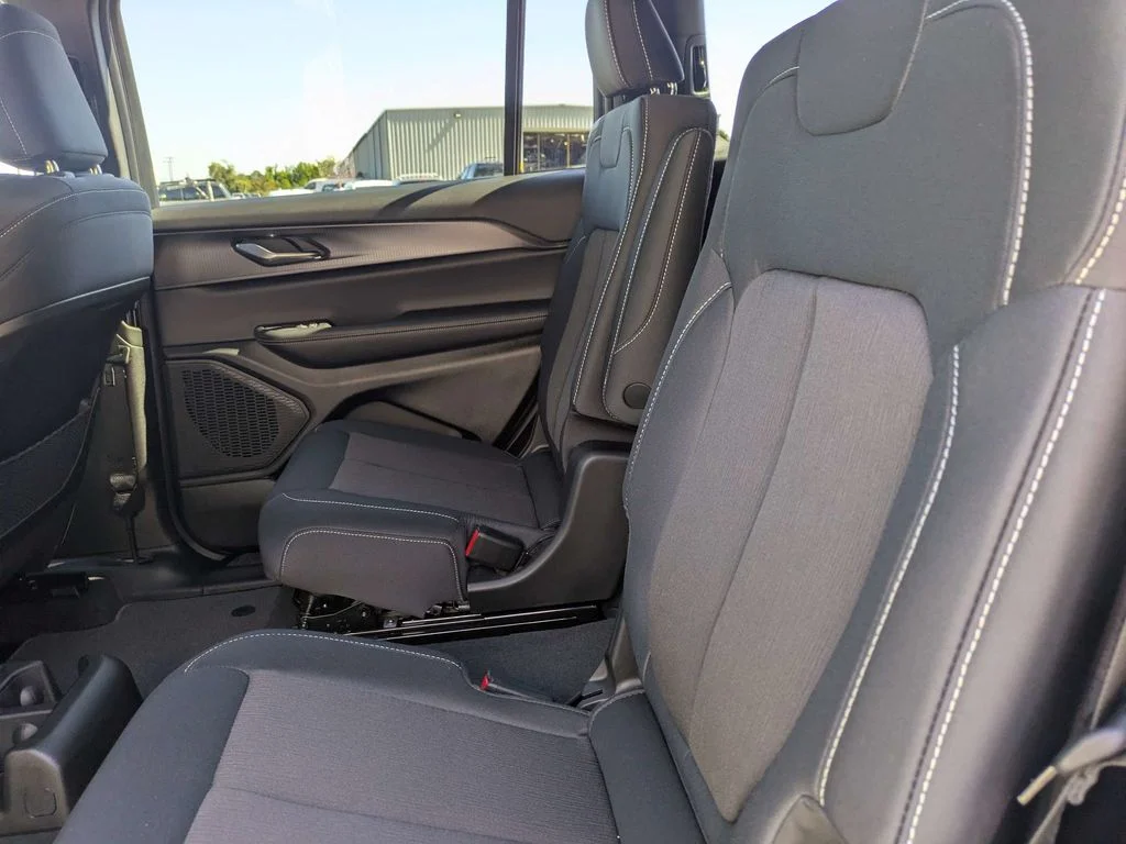 New 2026 Bright White Clear-Coat Exterior Paint Jeep Laredo X image 19