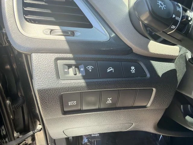 Used 2013 Black Hyundai Base image 28