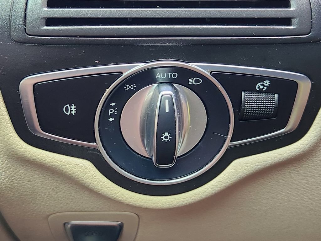 Used 2019 Polar White Mercedes-Benz 300 image 29