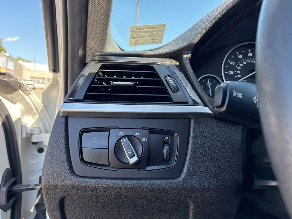 Used 2015 White BMW 320i xDrive image 18