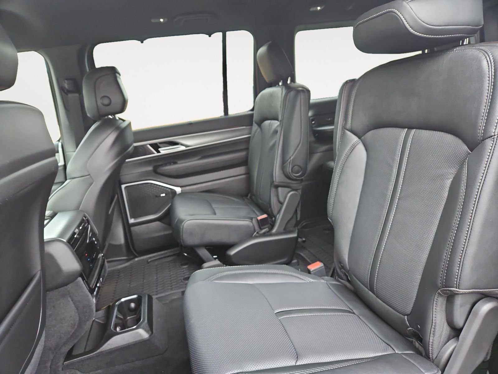 New 2026 Silver-Zynith Exterior Paint Jeep Limited Altitude image 13
