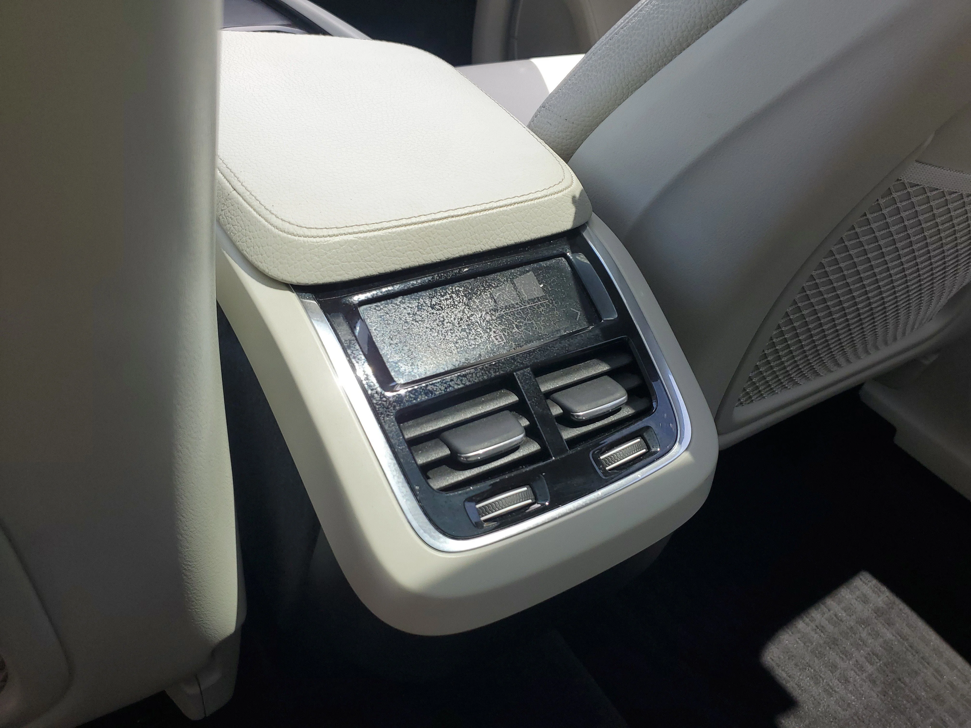 Used 2022 Bright Silver Metallic Volvo T6 Momentum image 17