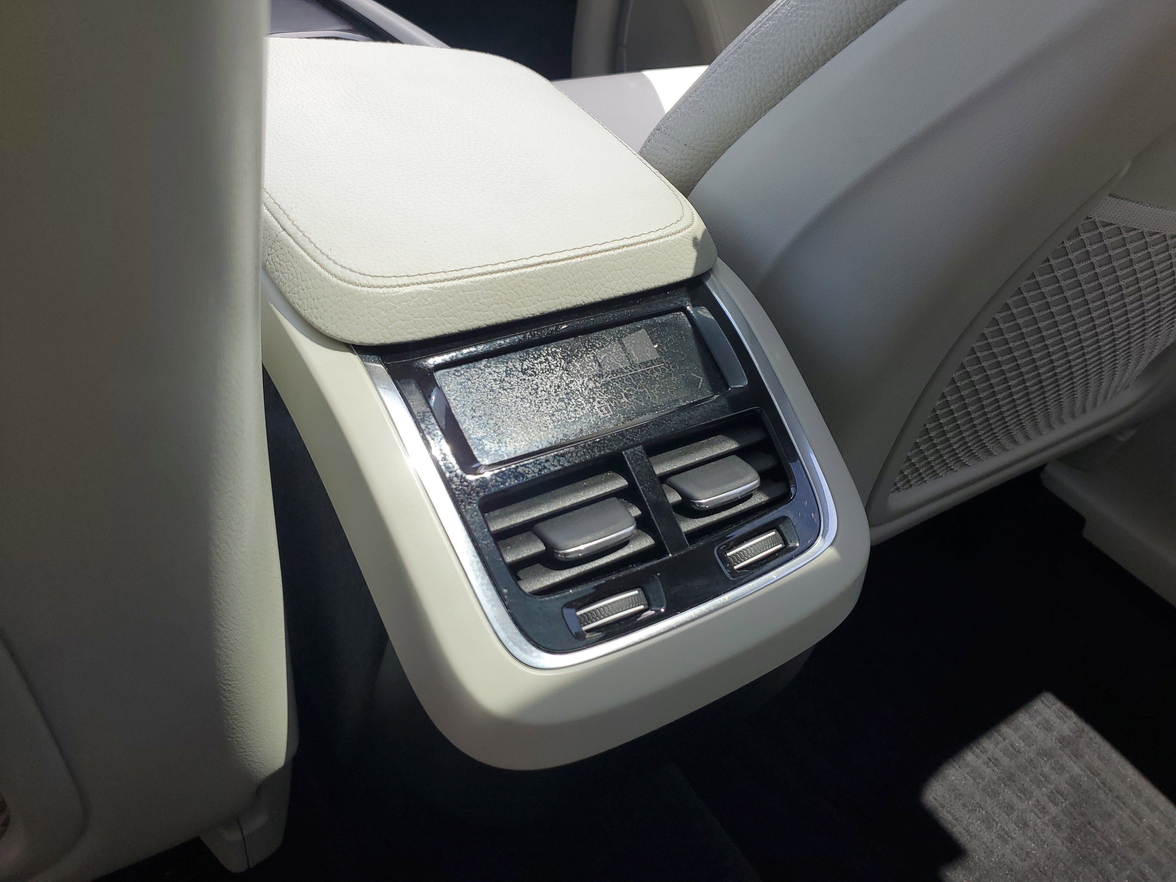 Used 2022 Bright Silver Metallic Volvo Momentum image 17