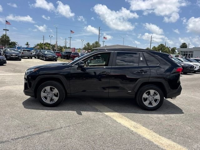 2025 Toyota RAV4 XLE - Photo 15