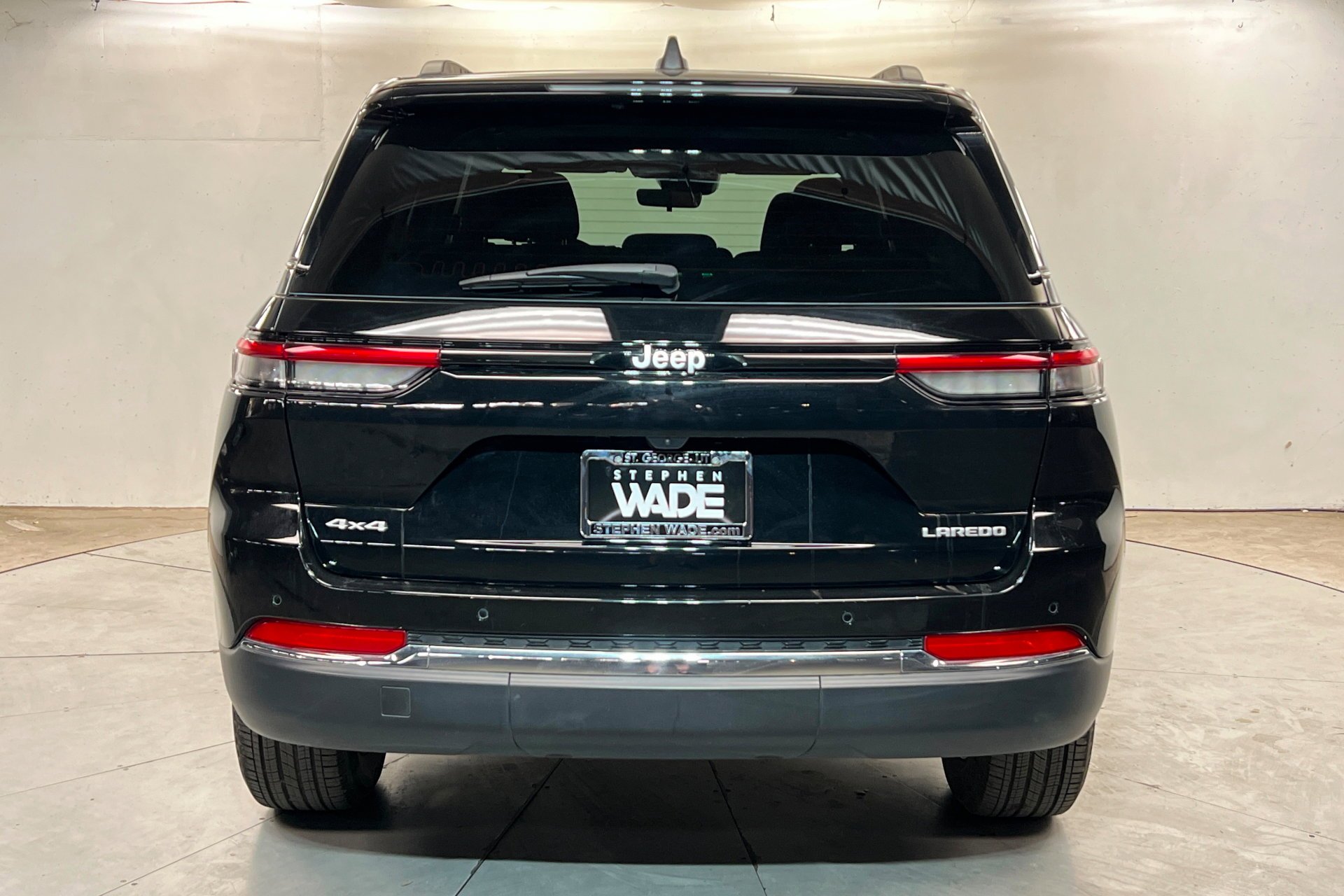 Used 2025 Diamond Black Crystal Pearlcoat Jeep Laredo X image 5
