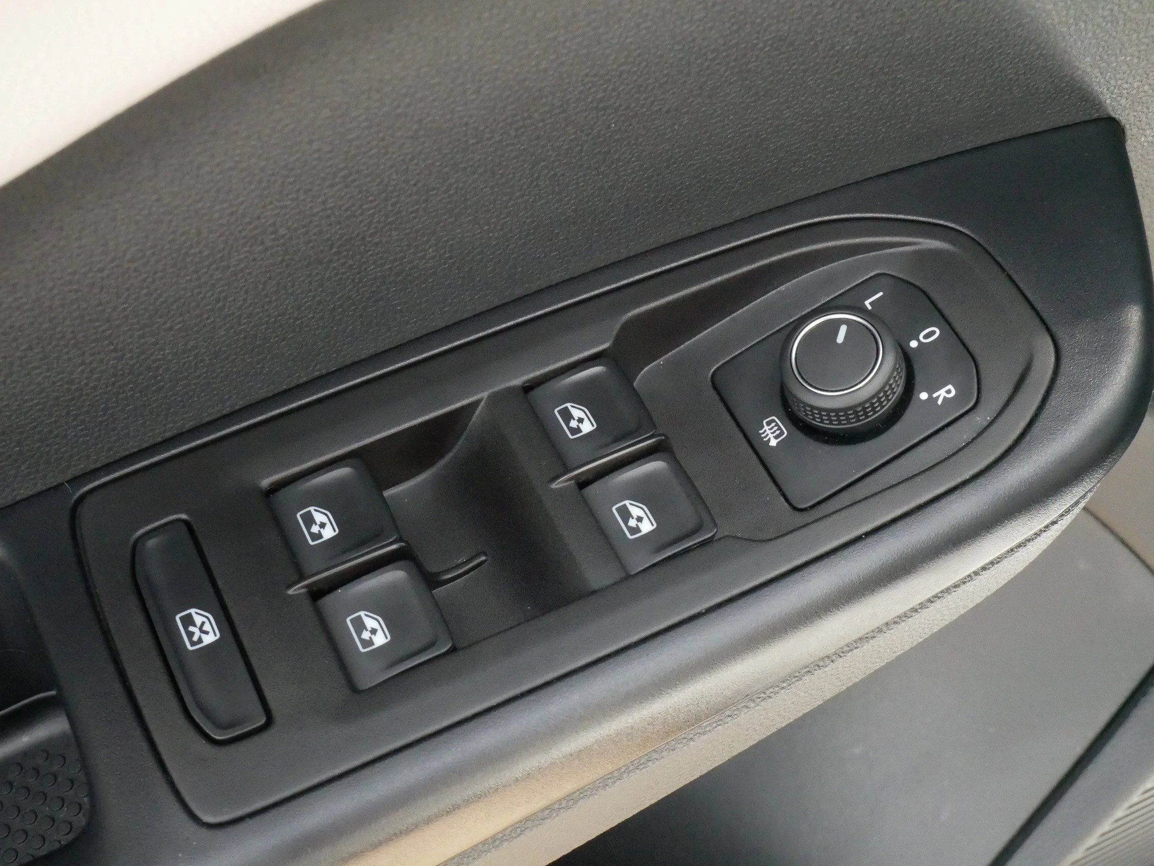 Used 2025 Pure White Volkswagen SEL image 19