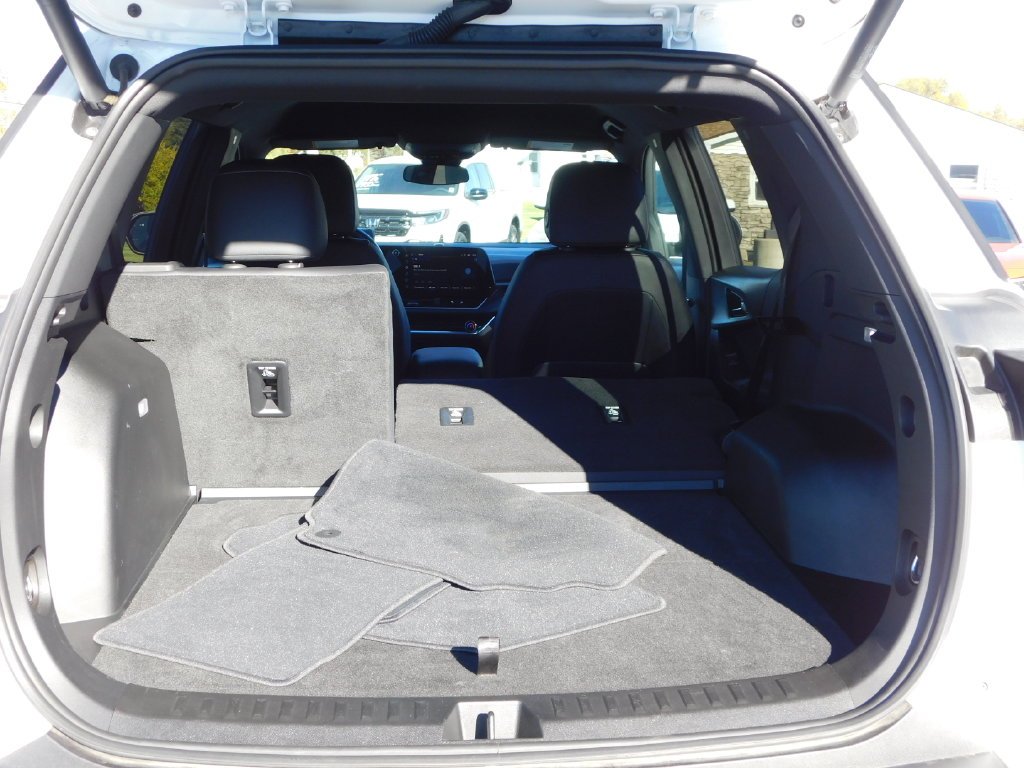 Used 2025 White Chevrolet LT image 23