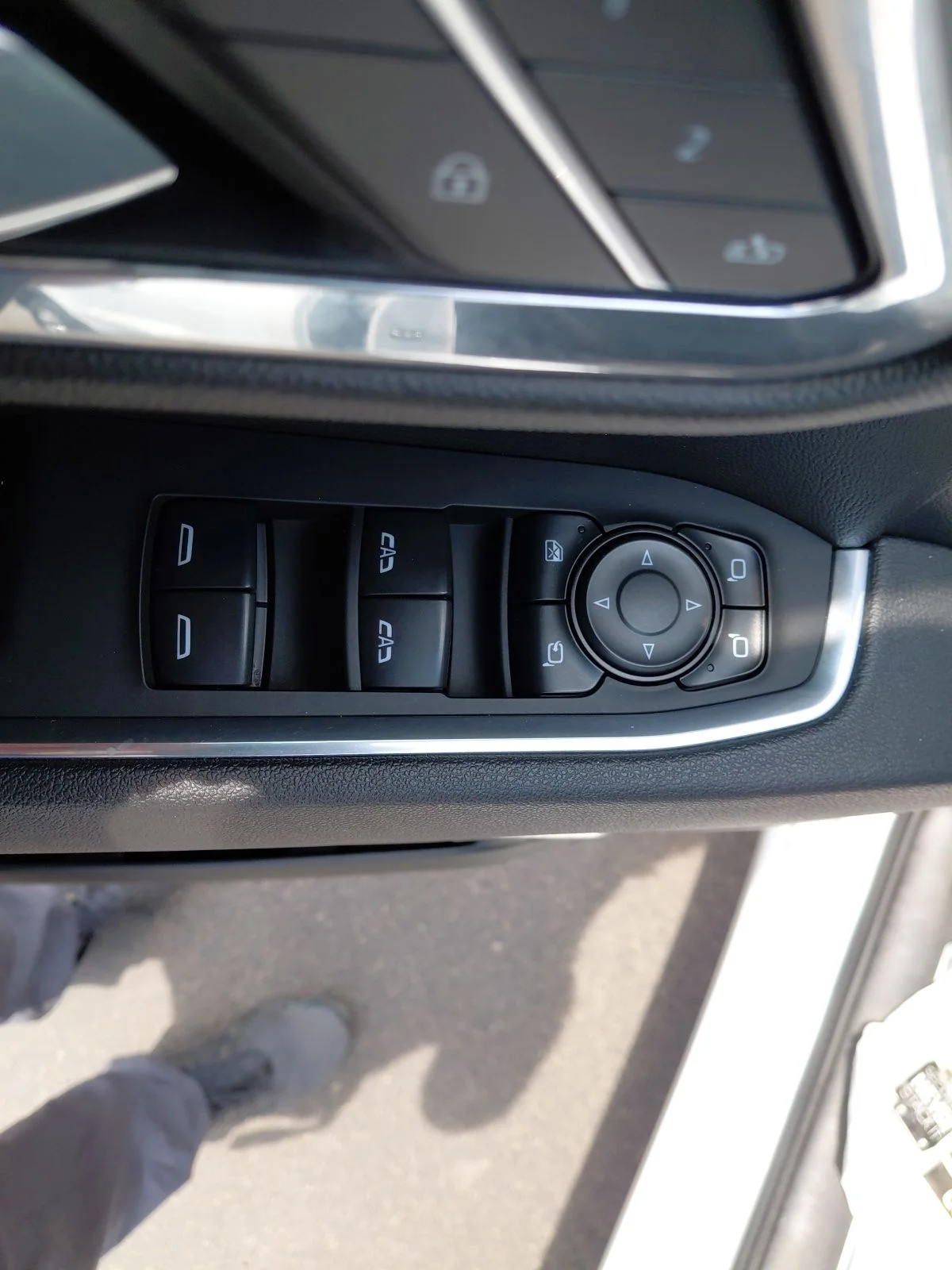 Used 2025 White GMC SLT image 21