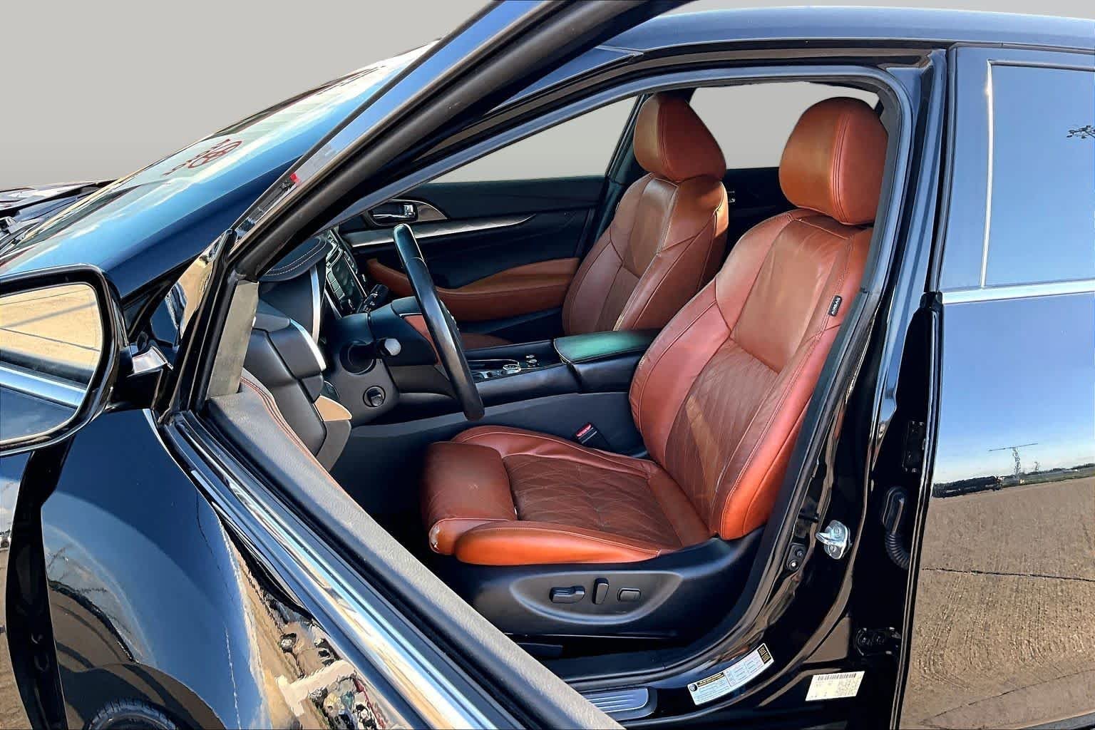 Used 2020 Super Black Nissan Platinum image 8