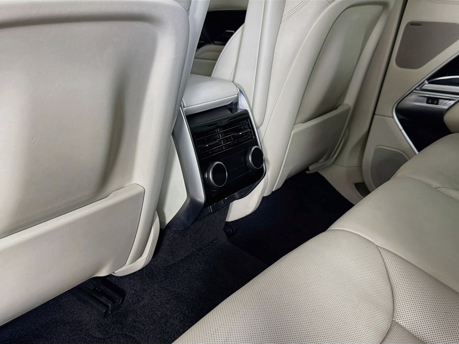 Certified Used 2023 Fuji White Land Rover SE image 28