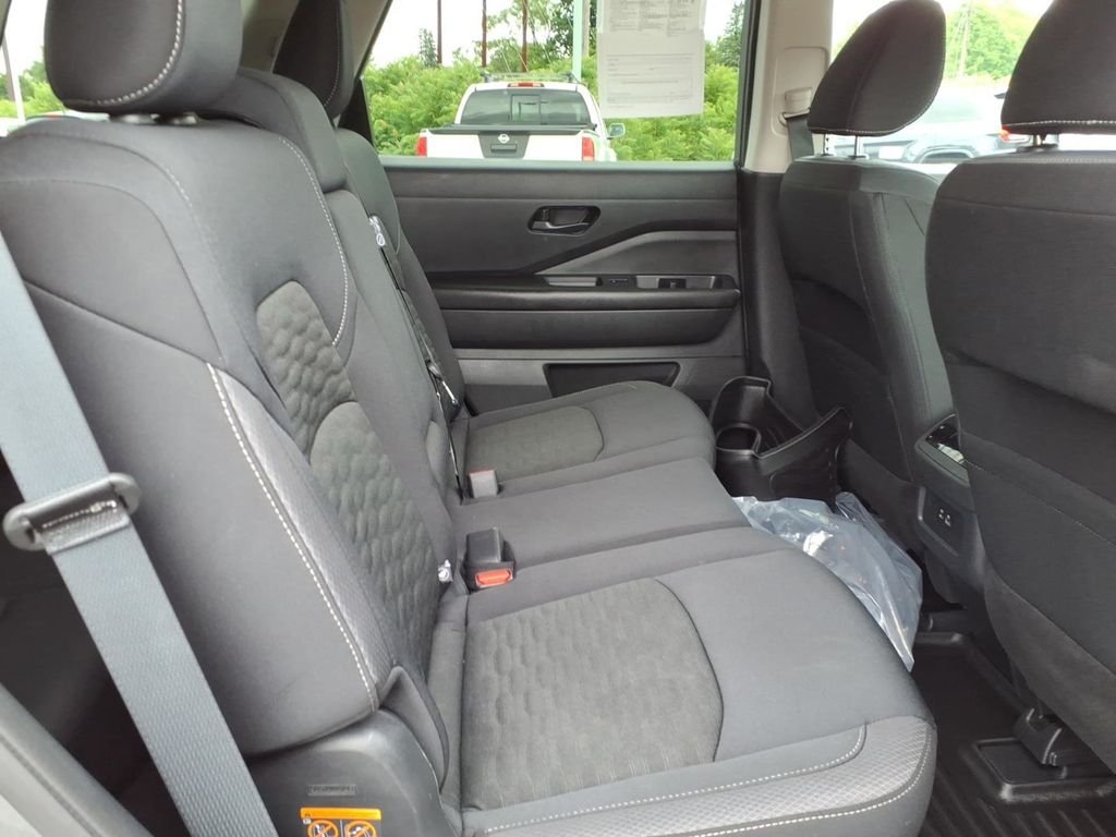 Used 2025 Gun Metallic Nissan SV v6 w/3rd row seating & remote start image 28