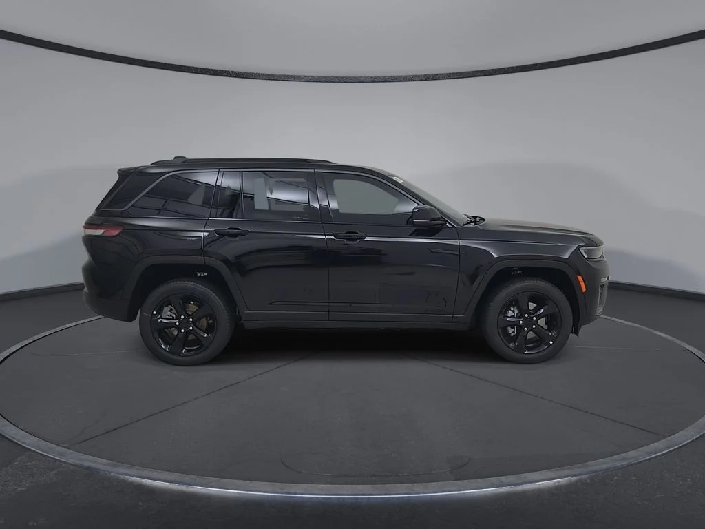 New 2026 Diamond Black Crystal Pearlcoat Jeep Limited image 17
