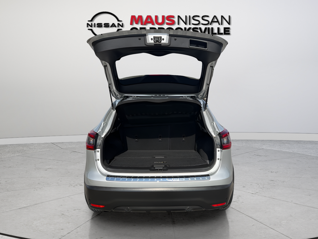 Used 2022 Silver Nissan SL image 10