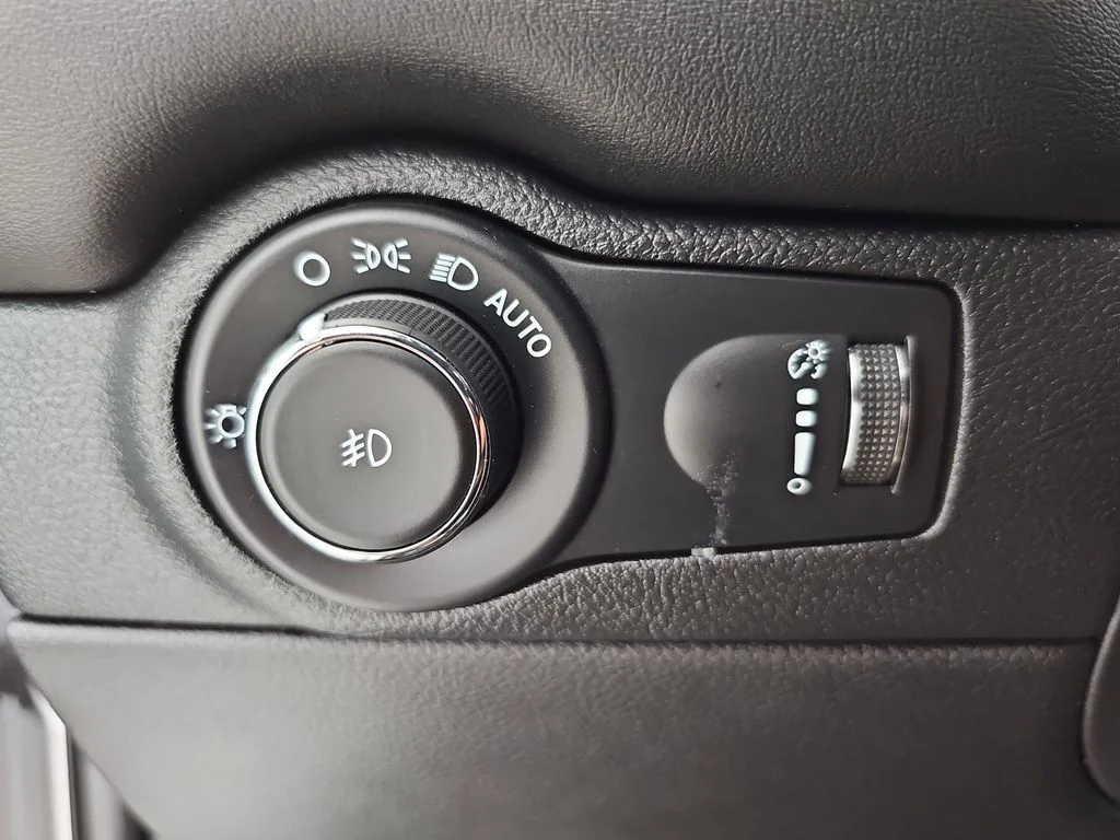 Used 2022 White Dodge Citadel image 33