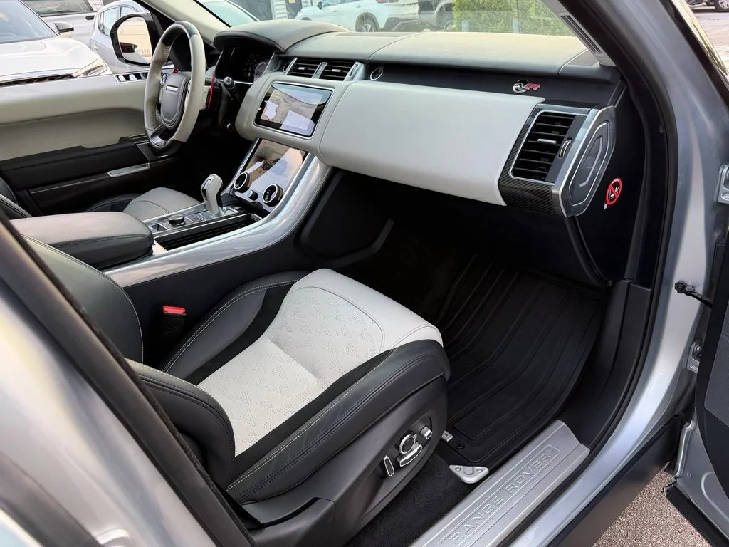 Used 2019  Land Rover SVR image 18