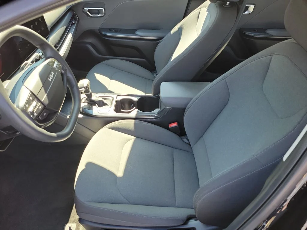 2025 Kia K4 LXS - Photo 17