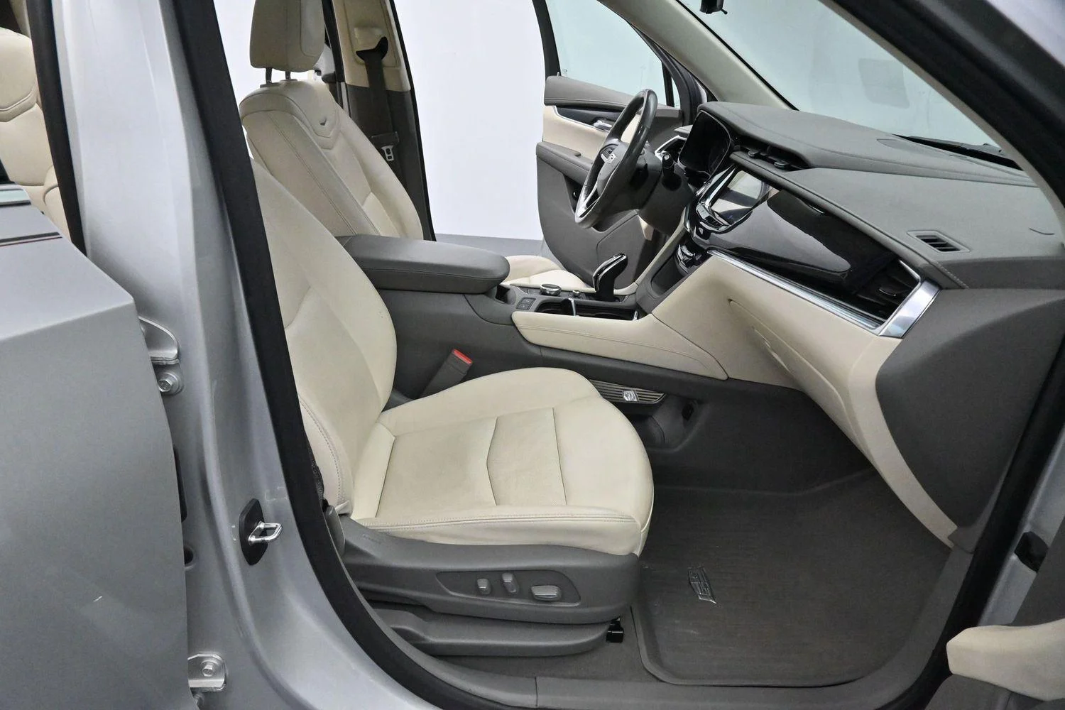 Used 2020 Radiant Silver Metallic Cadillac AWD Premium Luxury image 34