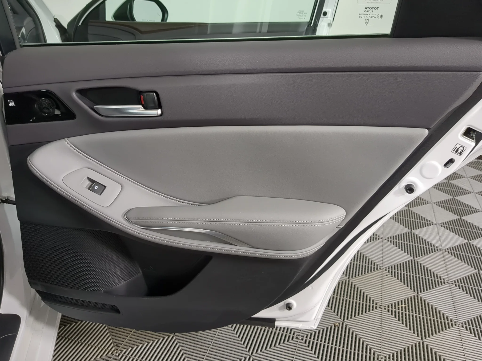 Used 2019 Wind Chill Pearl Toyota XLE image 23