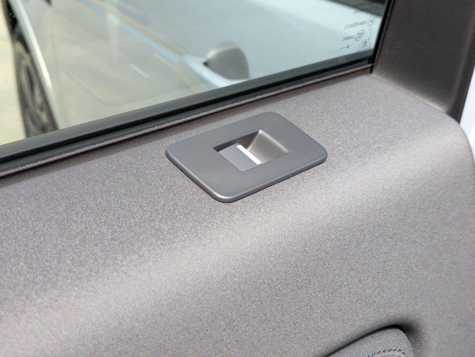 Used 2025 Hakuba Silver Metallic Land Rover S image 26