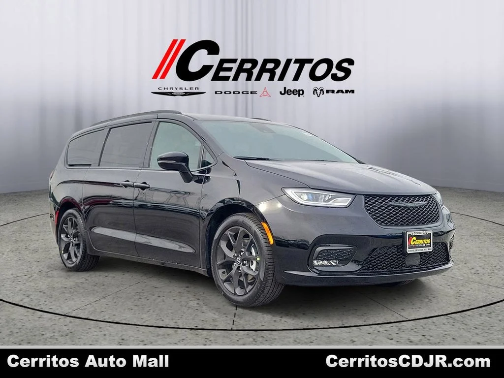 2026 Chrysler Pacifica Select's photo