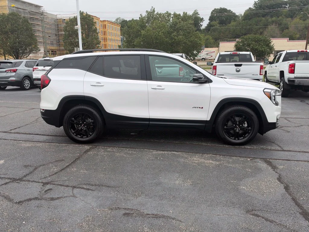 Used 2022 WHITE FROST TRICOAT GMC AT4 image 10