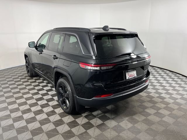 New 2026 Diamond Black Crystal Pearl-Coat Exterior Paint Jeep Limited image 3