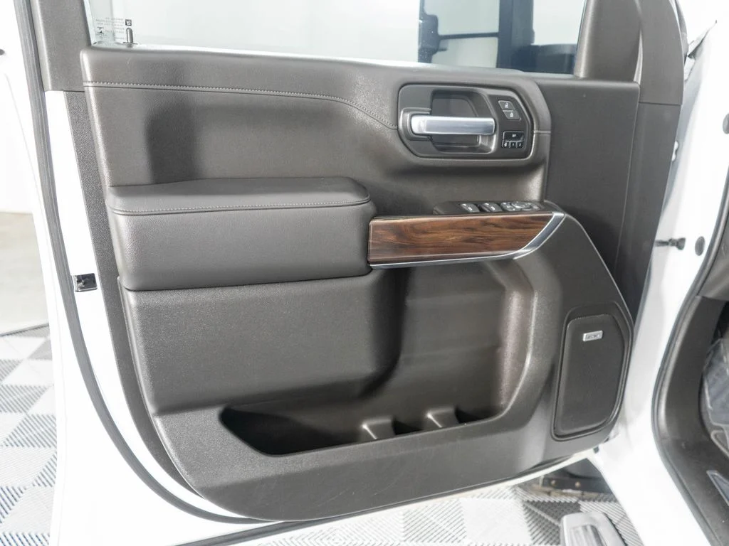 Used 2020 White GMC SLT image 25