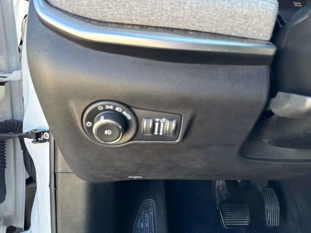 Used 2025 White Jeep Latitude image 39