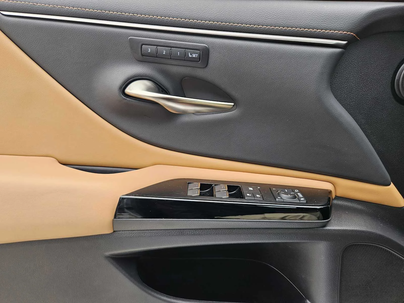 Certified Used 2025 IRIDIUM Lexus  image 17