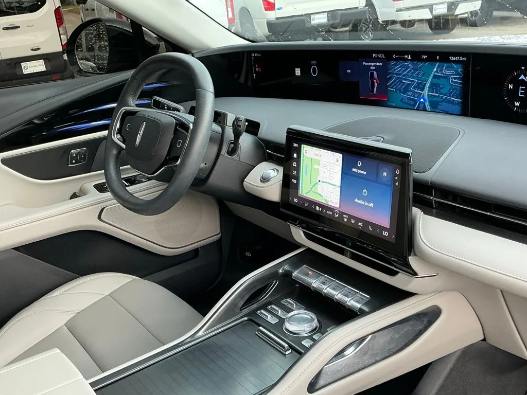 Used 2026 White Lincoln Premiere image 23