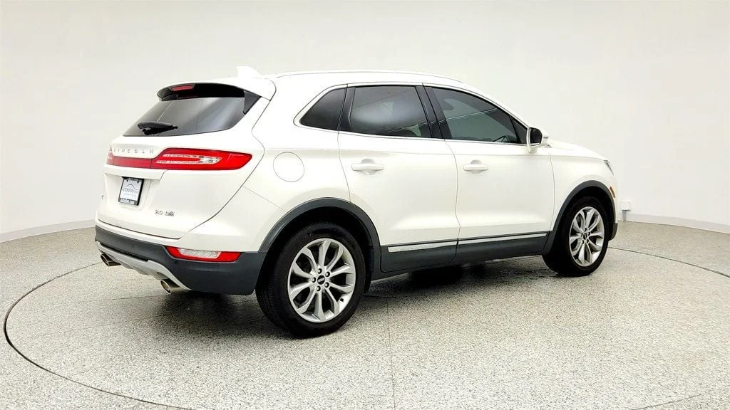 Used 2015 White Platinum Metallic Tri-Coat Lincoln AWD 4dr image 5