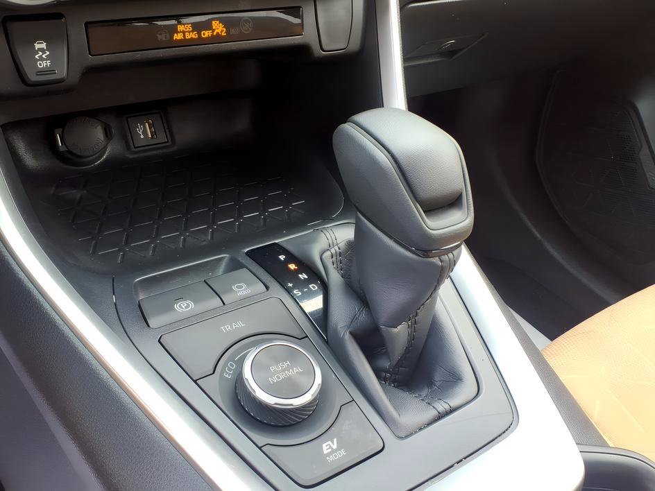 Used 2023 Ice Cap Toyota Hybrid XLE image 21