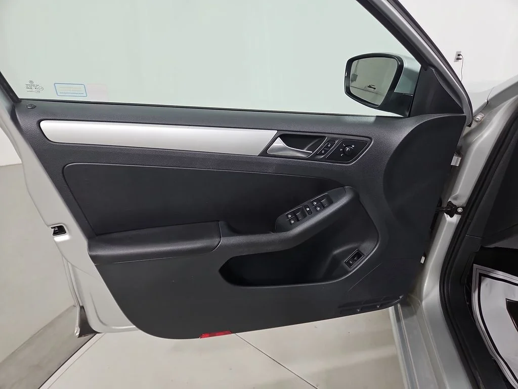 Used 2012 Silver Volkswagen TDI image 10