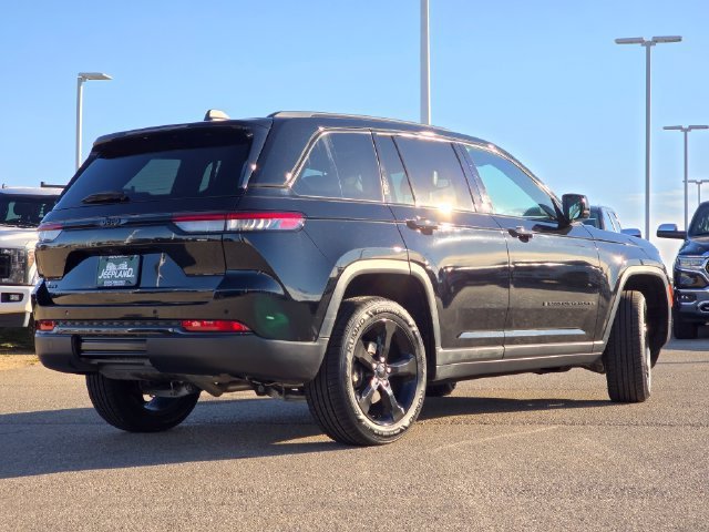Certified Used 2024 Diamond Black Crystal Pearlcoat Jeep Altitude X image 30